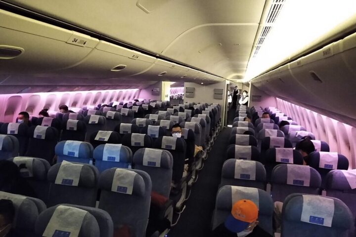 Under EU261 Article 10, downgrades trigger partial refunds of the airfare portion within seven days using distance bands of 30%, 50% or 75%. Photo Source: Wikimedia Commons — Mx. Granger (CC0 1.0)