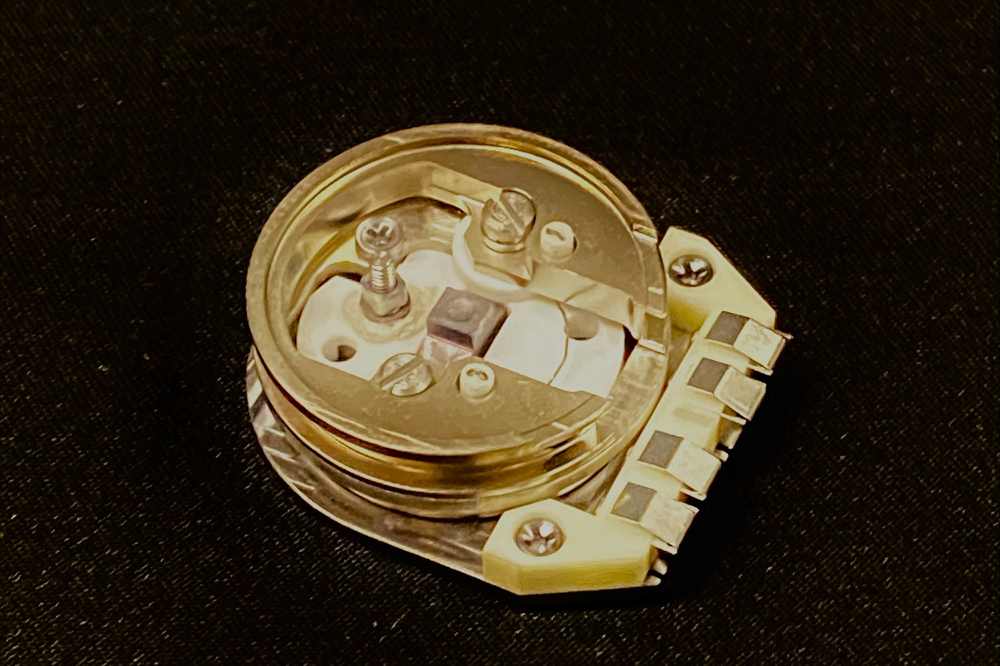 Close view of the cryo‑XPS sample holder for lithium anode analysis