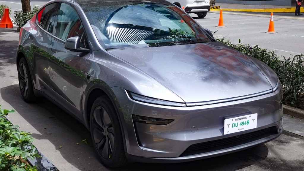 2025 Tesla Model Y in Quicksilver, front three‑quarter view
