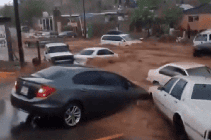 Vehicles been swept by flash floods in Nogales, Sonora, Mexico