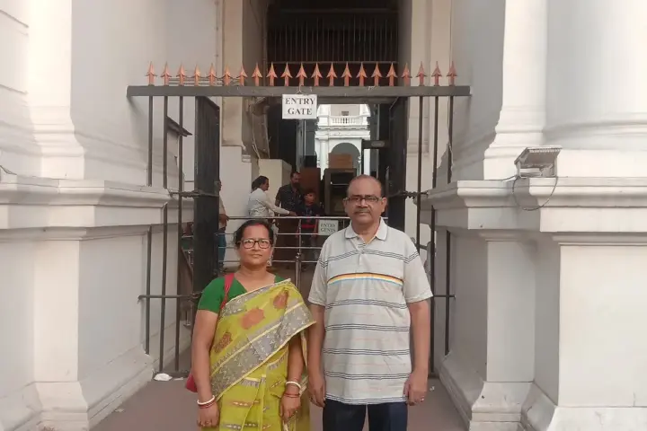 Elderly Indian couple standing outside a museum in Kolkata.