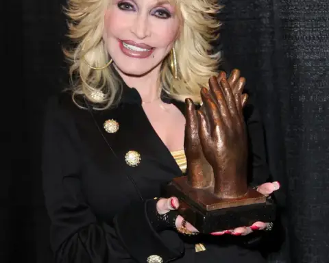 Dolly Parton portrait accepting award, 2010