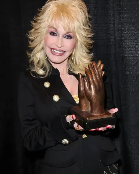 Dolly Parton portrait accepting award, 2010