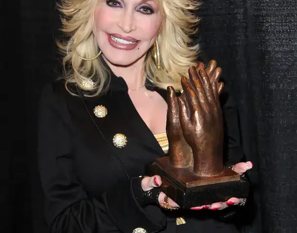 Dolly Parton portrait accepting award, 2010
