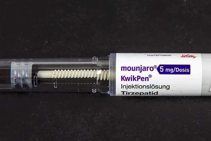 An Eli Lilly Mounjaro KwikPen tirzepatide injector, 5 mg per dose.