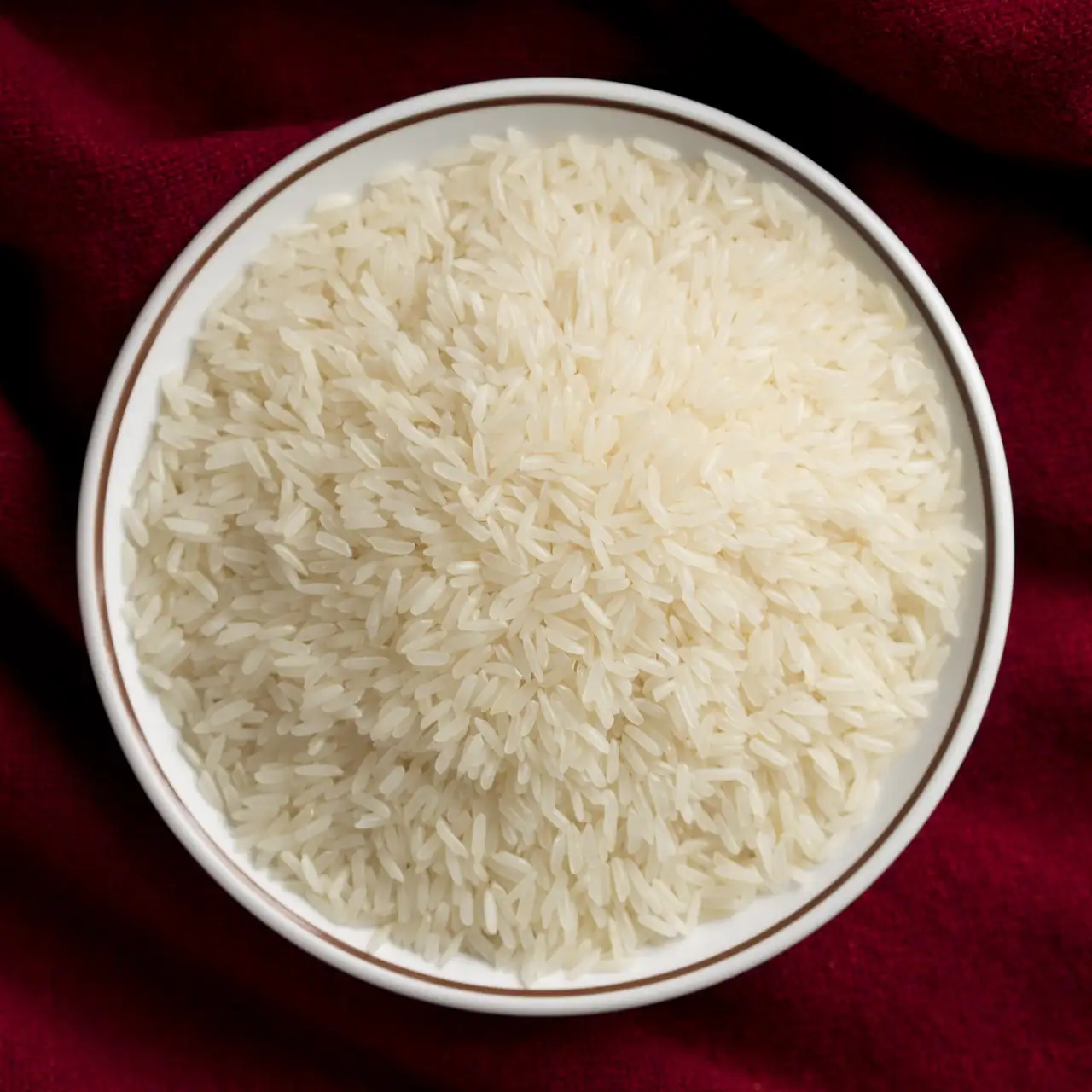 Close-up of uncooked white Thai jasmine rice grains, the type subject to the Lundberg recall.