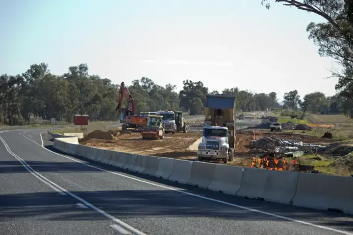 Construction site of the Hume Highway bypass near Holbrook, New South Wales, Australia — showing highway infrastructure work, earthmoving equipment and partially completed roadbed. The image illustrates major road construction projects similar to Victoria's $352 million pothole repair initiative. Source: Wikimedia Commons (Bidgee, CC BY-SA 3.0).