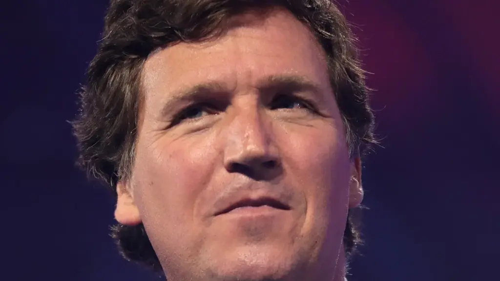 Tucker Carlson speaking to attendees at a public event in Arizona.