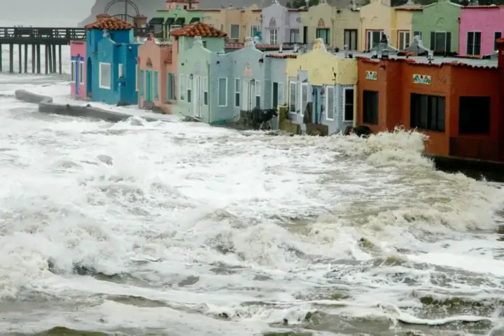 El Niño waves flooding the Capitola waterfront in California