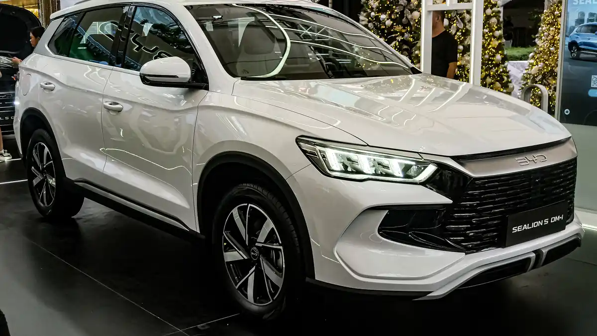 White BYD Sealion 5 DM-i displayed at a BYD event