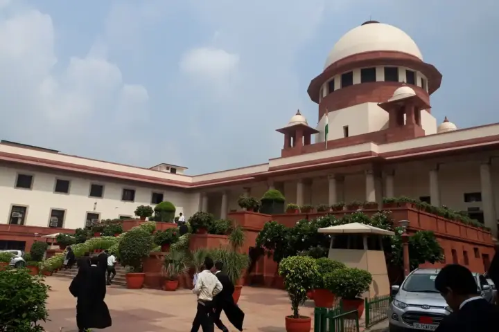 Exterior photograph of a court building complex in New Delhi.
