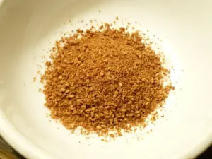 Photograph of unhulled whole sesame seeds placed in a small preparation bowl.