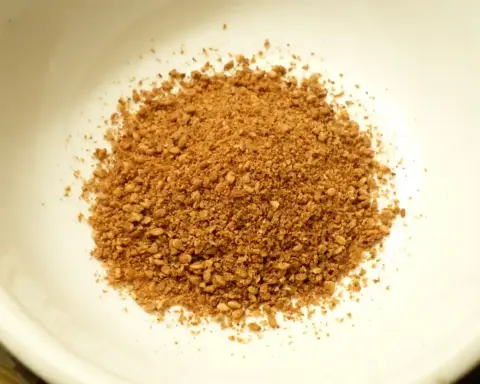 Photograph of unhulled whole sesame seeds placed in a small preparation bowl.