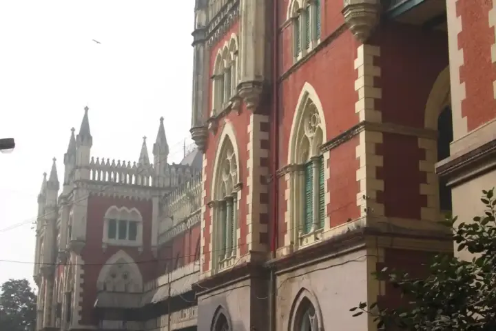 The Calcutta High Court building in Kolkata, the court that ordered rebuilding and ₹10 lakh relief after excess demolition.