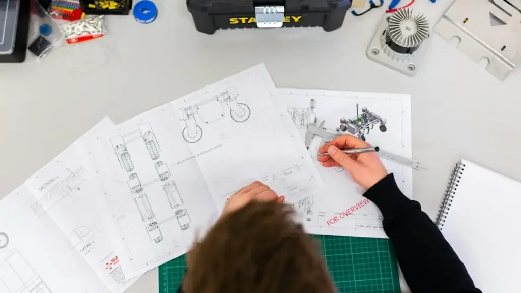 Technician repairing electronic equipment under EU Right to Repair rules