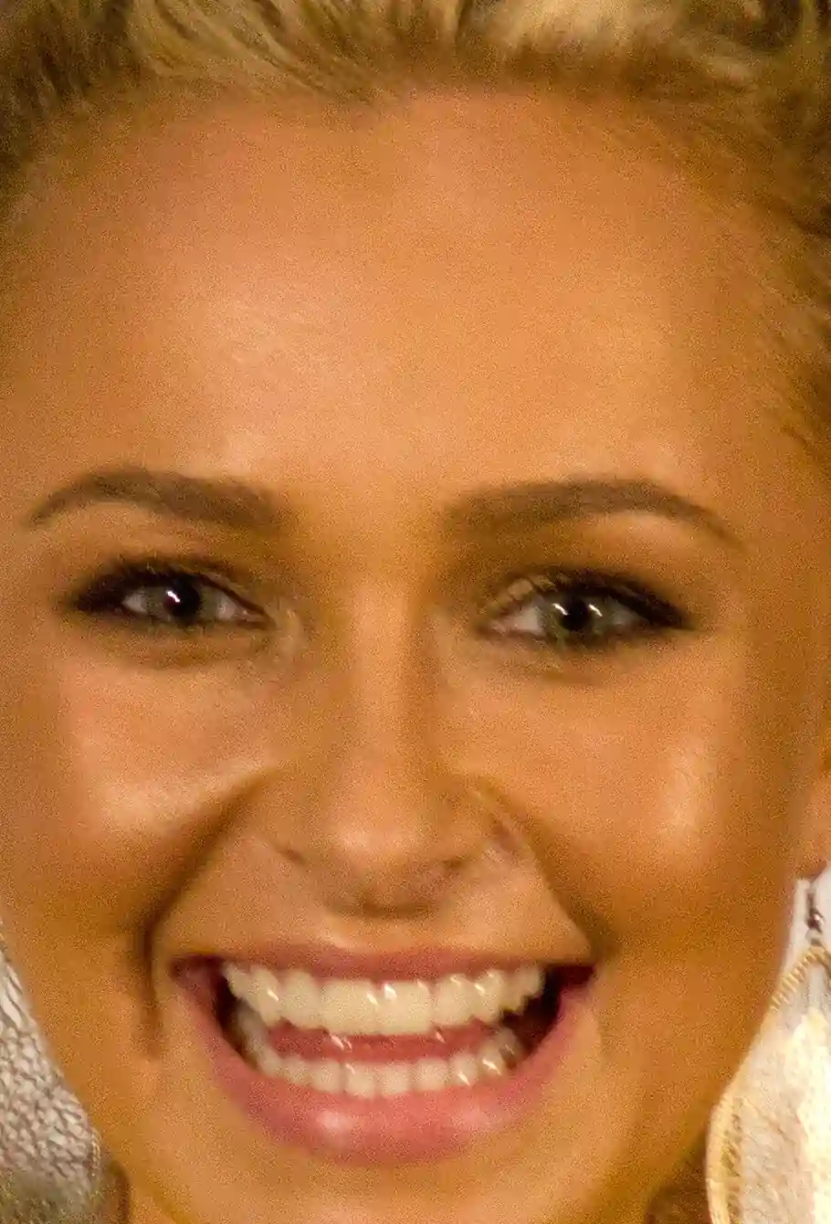 Hayden Panettiere smiling at Fan Expo Toronto in 2011, cropped from a licensed event photograph.