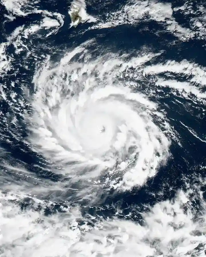 Hurricane Lowell Nears Hawaii Storm Path