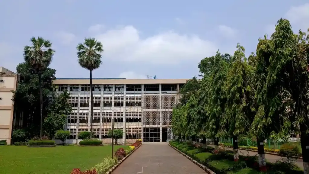 Front exterior of the Main Administrative Building on the IIT Bombay campus in Powai, Mumbai.