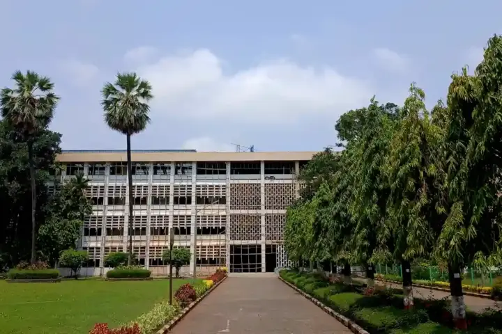 Front exterior of the Main Administrative Building on the IIT Bombay campus in Powai, Mumbai.