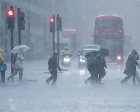 UK Weekend Weather Warning: Met Office Forecasts Heavy Rain and Travel Disruption