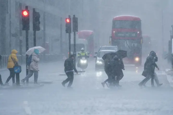 UK Weekend Weather Warning: Met Office Forecasts Heavy Rain and Travel Disruption