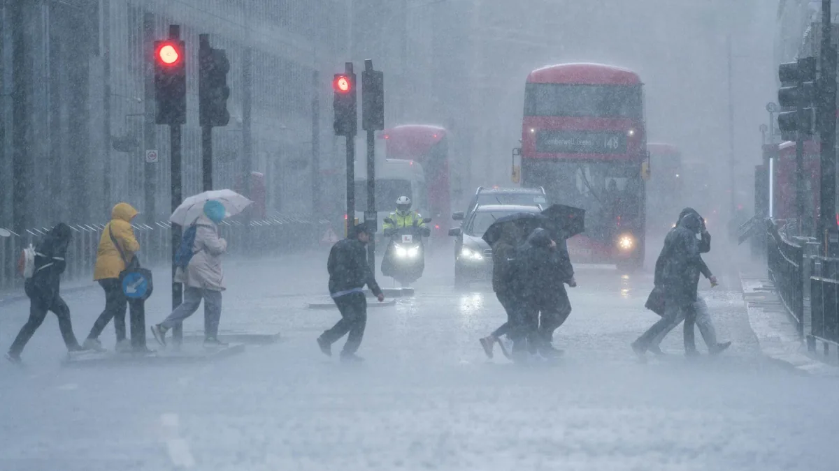 UK Weekend Weather Warning: Met Office Forecasts Heavy Rain and Travel Disruption