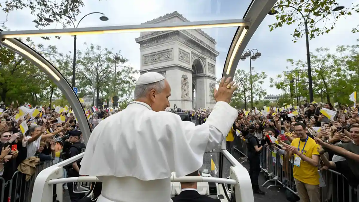 Pope Leo XIV waves from Papamobile at Paris Mass September 26 2026