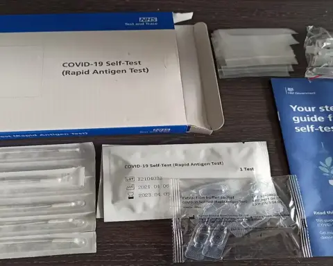 Diagnostic rapid test cassette and buffer solution vial arranged on a laboratory preparation surface