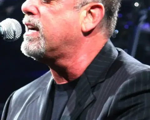 Billy Joel performing onstage in Jacksonville, Florida, in 2007.