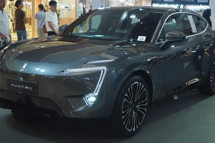 Three-quarter exterior profile of a modern metallic Avatr electric vehicle parked on city pavement.