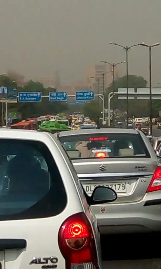 Heavy vehicle congestion on a Delhi road, representing peak-hour traffic pressure around Barapullah Phase III.