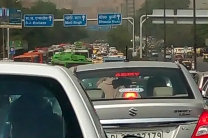 Heavy vehicle congestion on a Delhi road, representing peak-hour traffic pressure around Barapullah Phase III.