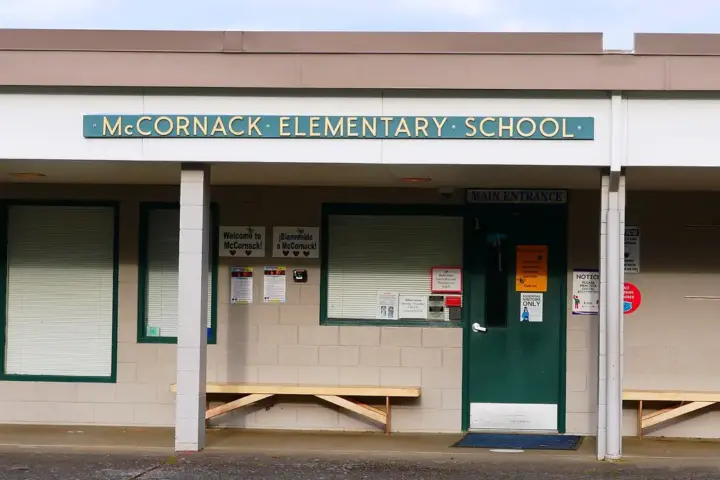 Oregon elementary school entrance used as an illustrative image