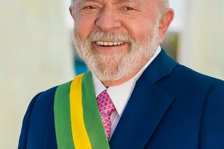 Official presidential portrait photograph of Brazilian President Luiz Inácio Lula da Silva wearing a dark suit and the green and yellow presidential sash.