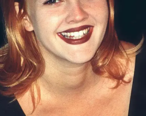 Portrait photograph of actress and television talk show host Drew Barrymore smiling at a public event.