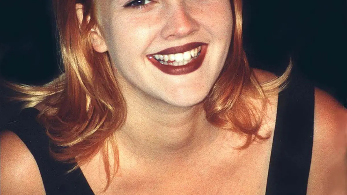 Portrait photograph of actress and television talk show host Drew Barrymore smiling at a public event.