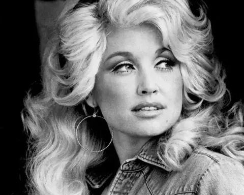 Black-and-white publicity portrait of Dolly Parton from 1977.