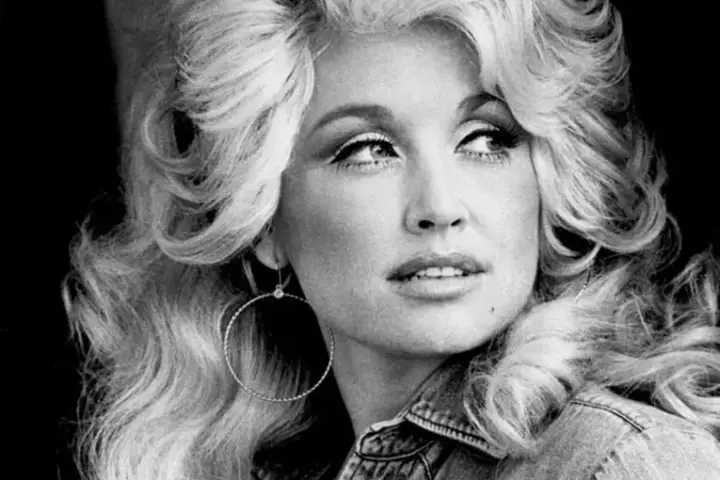 Black-and-white publicity portrait of Dolly Parton from 1977.