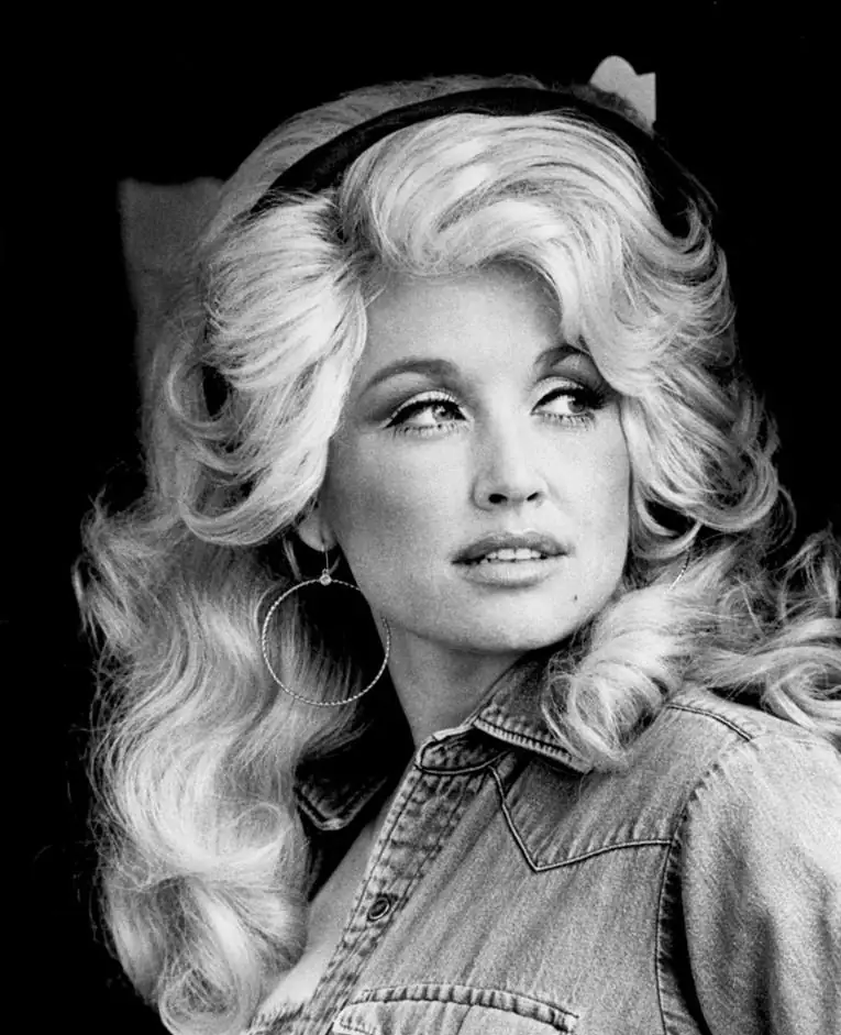 Black-and-white publicity portrait of Dolly Parton from 1977.