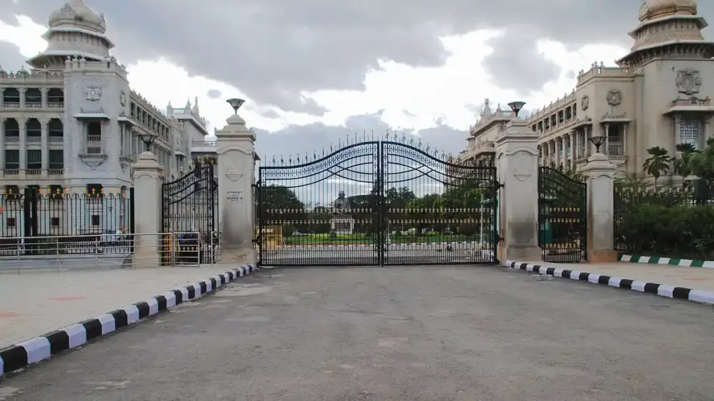 Gate 3 (East), Vidhana Soudha (01).jpg
