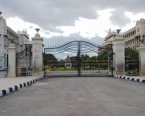 Gate 3 (East), Vidhana Soudha (01).jpg