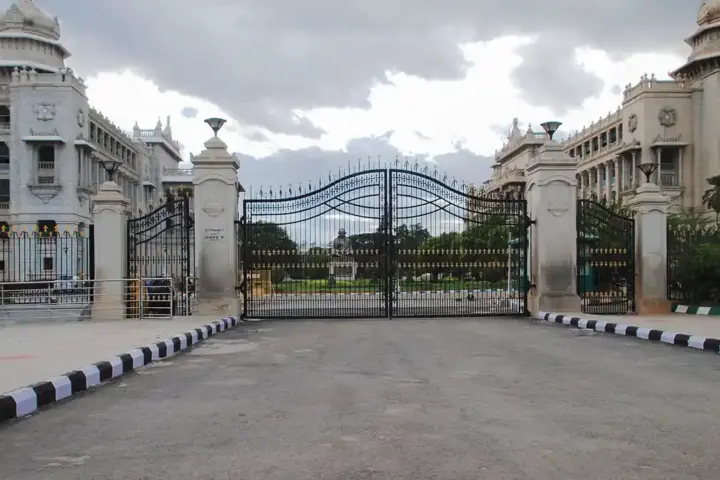 Gate 3 (East), Vidhana Soudha (01).jpg