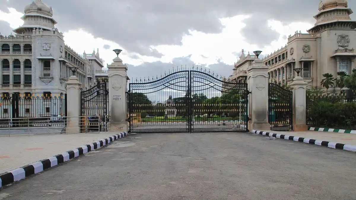 Gate 3 (East), Vidhana Soudha (01).jpg