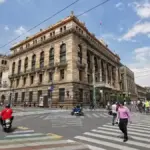 Front architectural exterior of the Banco de México headquarters on Avenida 5 de Mayo in Mexico City.
