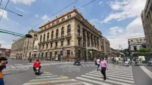 Front architectural exterior of the Banco de México headquarters on Avenida 5 de Mayo in Mexico City.