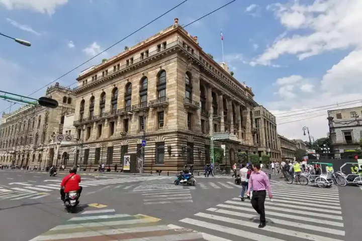 Front architectural exterior of the Banco de México headquarters on Avenida 5 de Mayo in Mexico City.
