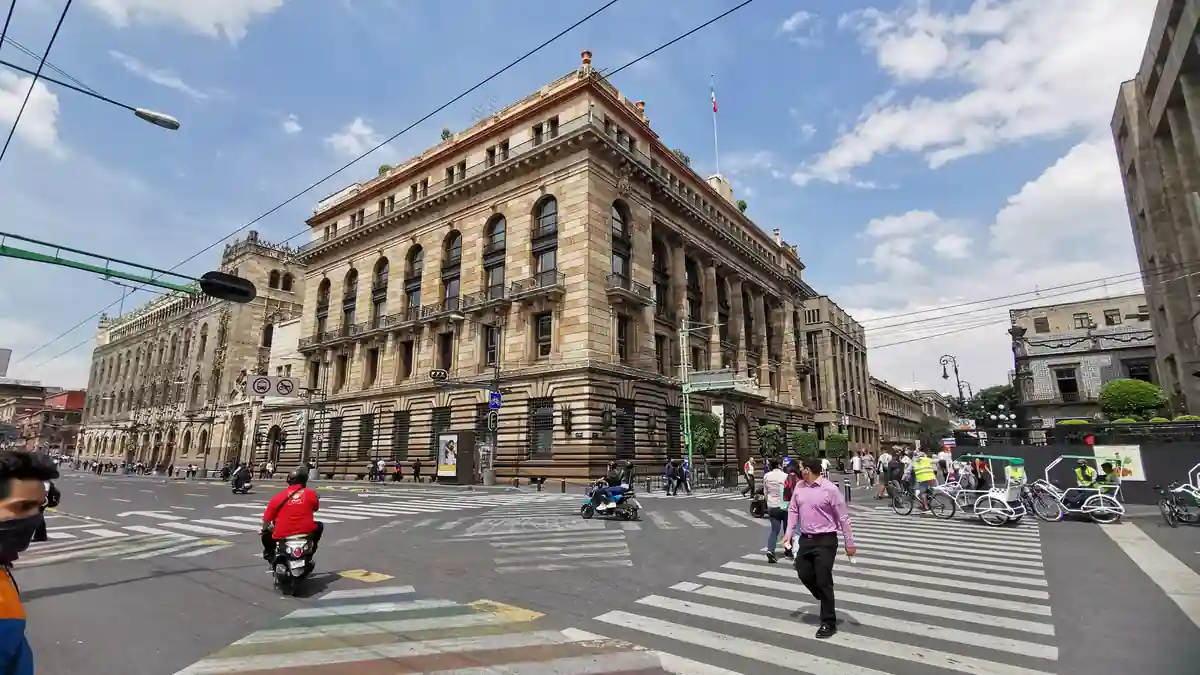 Front architectural exterior of the Banco de México headquarters on Avenida 5 de Mayo in Mexico City.