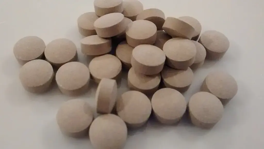 Unlabelled tablets arranged on a white surface