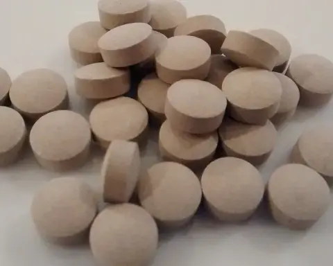 Unlabelled tablets arranged on a white surface