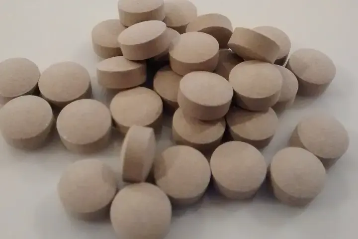 Unlabelled tablets arranged on a white surface